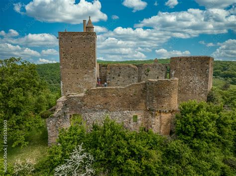  Le Château de Xues : Un joyau médiéval caché au cœur de la montagne !