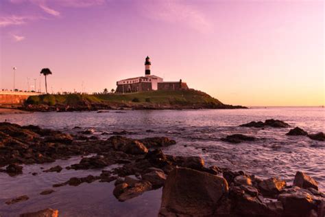  Le Farol de Itaparica: Un Monument Historique Brillamment Perché sur une Colline