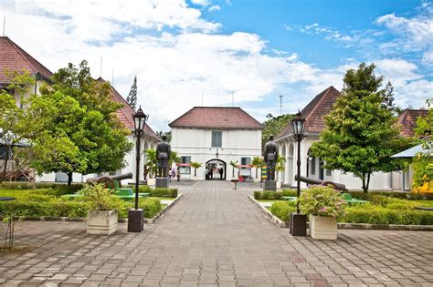  Le Fort De Rotterdam ? Une Visite Imprégnée d'Histoire à Makassar!