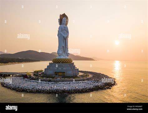 Le Nanshan Temple: Un Joyau Architectural Surplombant la Mer de Chine Meridionale!