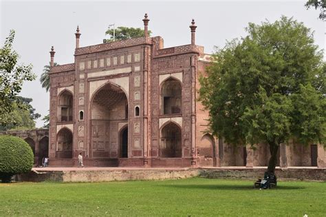   Le Tombeau de Jahangir: Une merveille architecturale aux motifs floraux époustouflants!