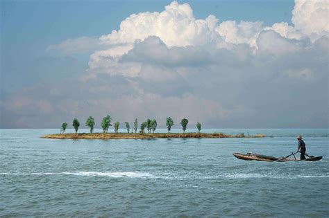 Le Pavillon des Poètes : Une Ode à la Beauté et à l'Histoire sur le Bord du Lac Dongting!